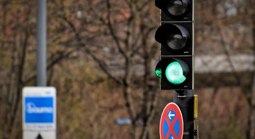 Új közlekedési lámpa jön, erre figyelmeztet a fehér jelzés