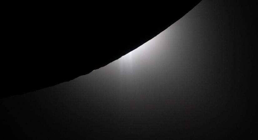 A sötétség határán repültek át az űrhajósok - ezt látták, miközben megkerülték a Holdat