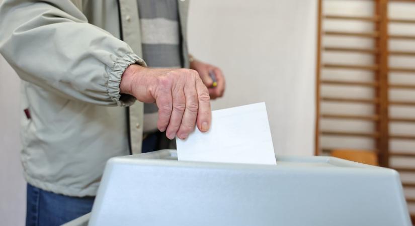 Bombariadó miatt felfüggesztették a szavazást két magyarországi városban