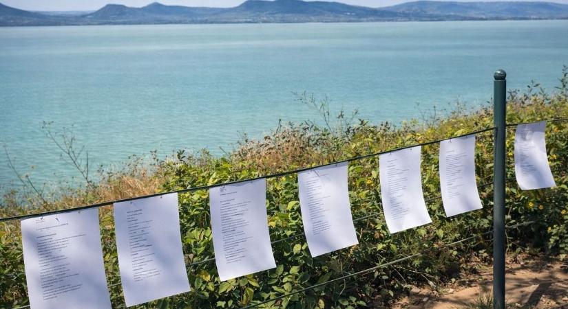 Lobognak a versek a Balatonnál: verssorok lepték el a vízparti sétányt