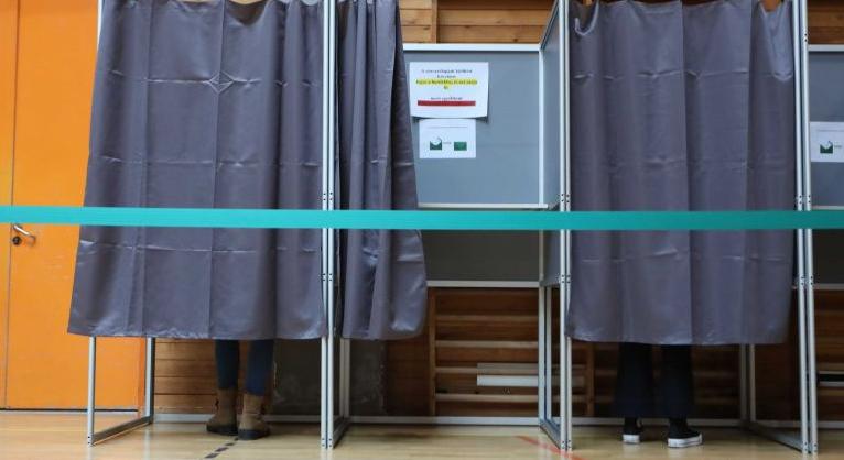 Bombariadó volt két szavazókörben