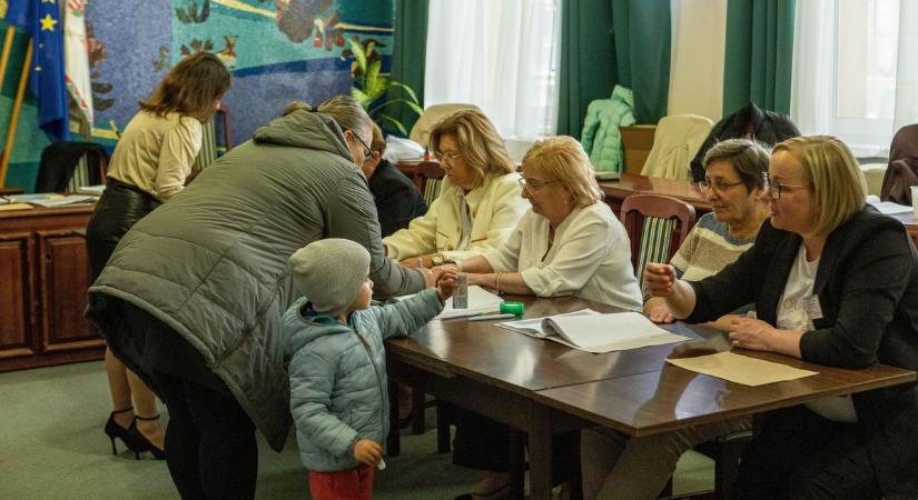 A gyerekek és az unokák jövője miatt megy el mindig szavazni a siófoki nyugdíjas
