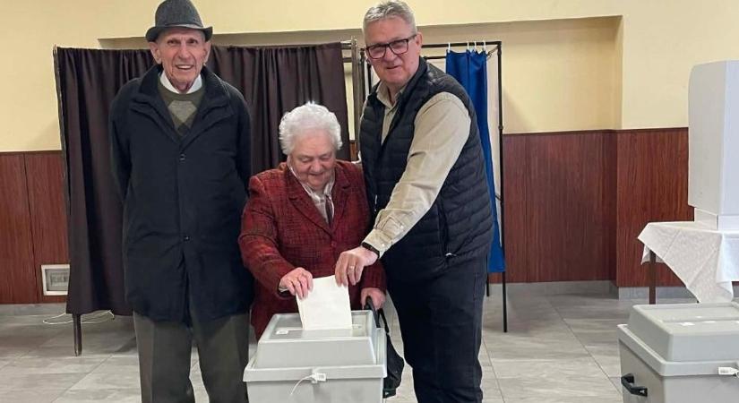 Szüleivel együtt szavazott Németh Gergely NAK-elnök, Szanyban voksoltak