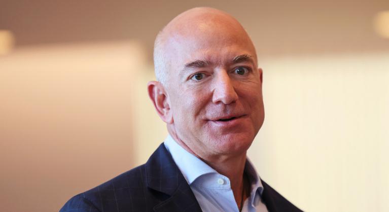 Jeff Bezos szerint kevesebb a fizetése, mint egy átlagos építőipari munkásé