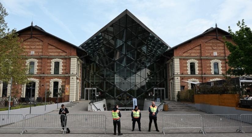 Drogkereső kutya fogadott minket a Fidesz eredményváróján