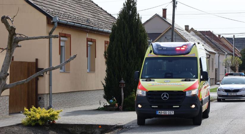 Súlyos baleset szavazáskor: mentő, tűzoltó és rendőr is érkezett a mozgóurnát kérő pápai nőhöz