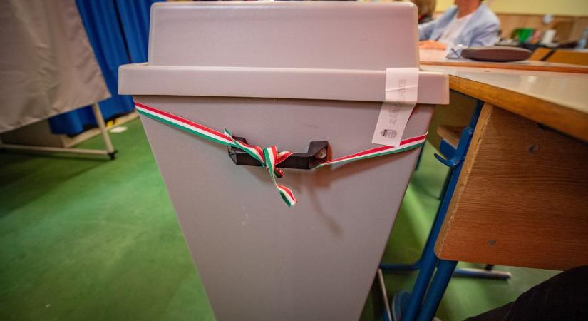 Rendkívüli esemény történt Hajdú-Biharban: kérdezősködni ment a szavazókörbe a képviselő