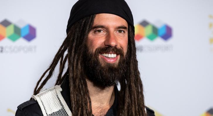 Varga Viktor baltával a kezében ment szavazni, különös videókkal jelentkezett