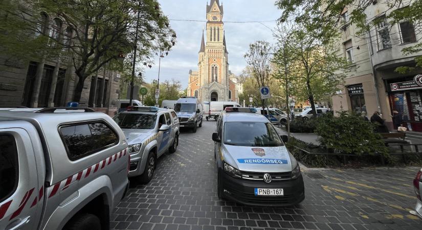 Már gyűlnek a rendőrautók a Fidesz eredményvárójának közelében