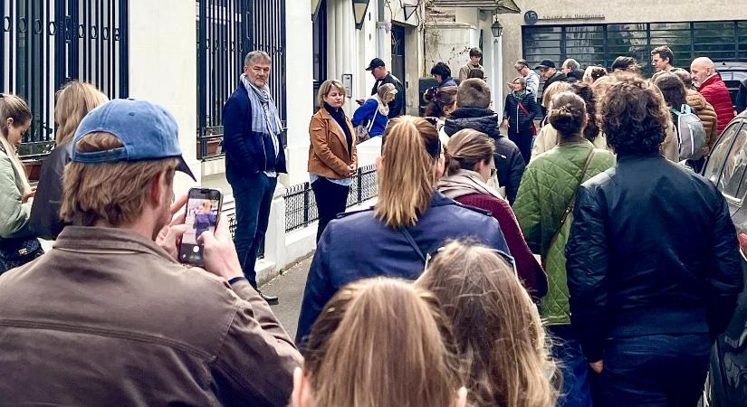 „Szeretnénk újra a gulyáslevesről beszélni” – fiatal magyarok Párizsban a választás tétjéről