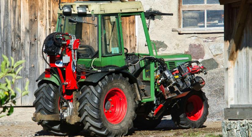 Kirepült a fülkéből a 90 éves traktoros: Mentőhelikopter mentette az életét