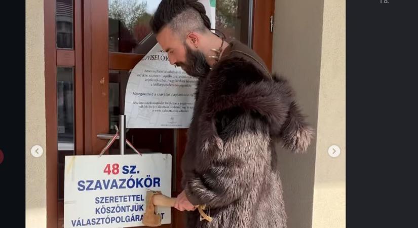 Baltával a kezében ment szavazni a magyar zenész, énekelt is a bizottságnak (VIDEÓ)