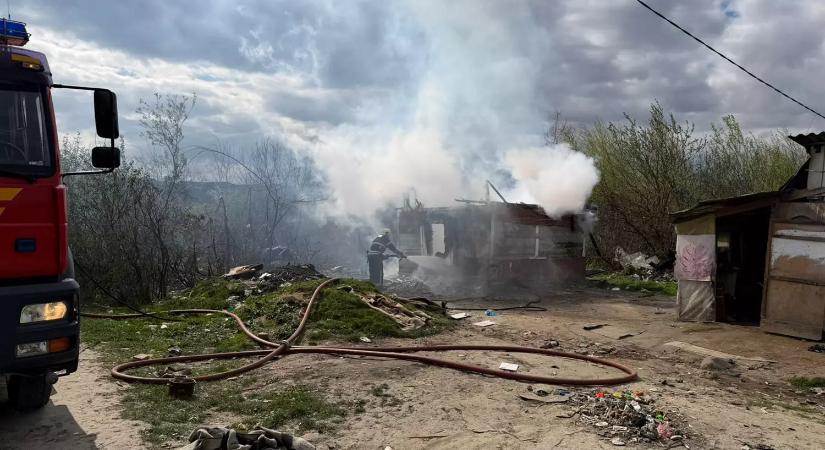 Huszt városában a tűzoltók eloltottak egy lakóházban keletkezett tüzet