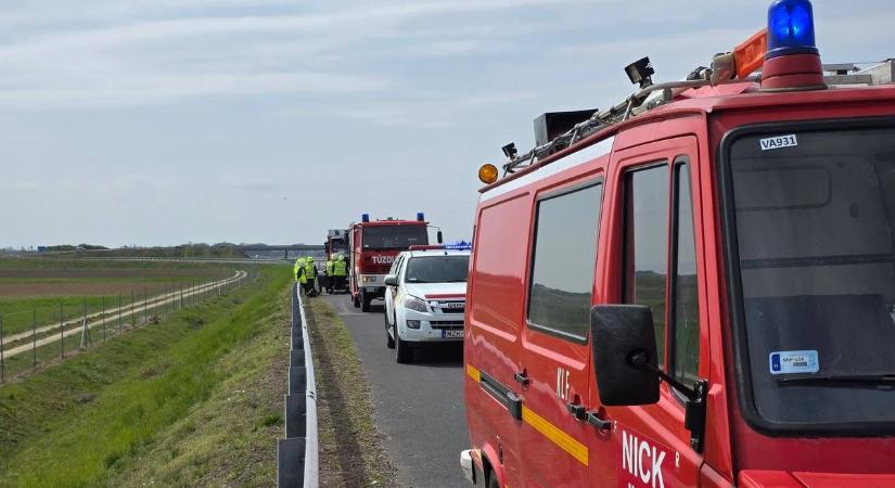 Tűzoltókat riasztottak az M86-osra - fotó