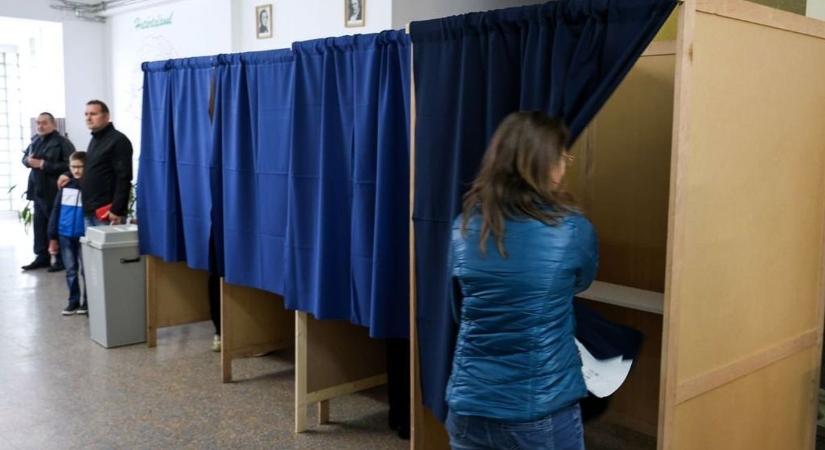 Bombariadó, urnát bontogató kisgyerek, áramszünet és darázscsípés - Rendkívüli választási események országszerte