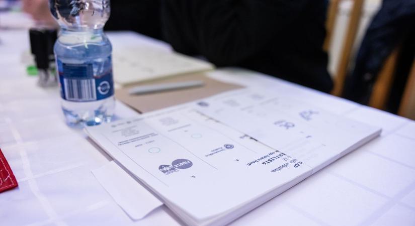 Pártlogós tollakat találtak egy mocsai szavazókörben