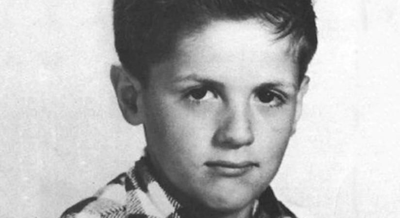 Felismered gyerekkori fotóján a későbbi akciósztárt? Most 79 éves, de a mai napig aktív