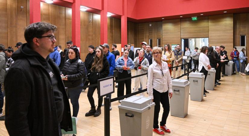 A Tisza eredményváróján vannak, akik már most a rendszerváltás örömére koccintanak