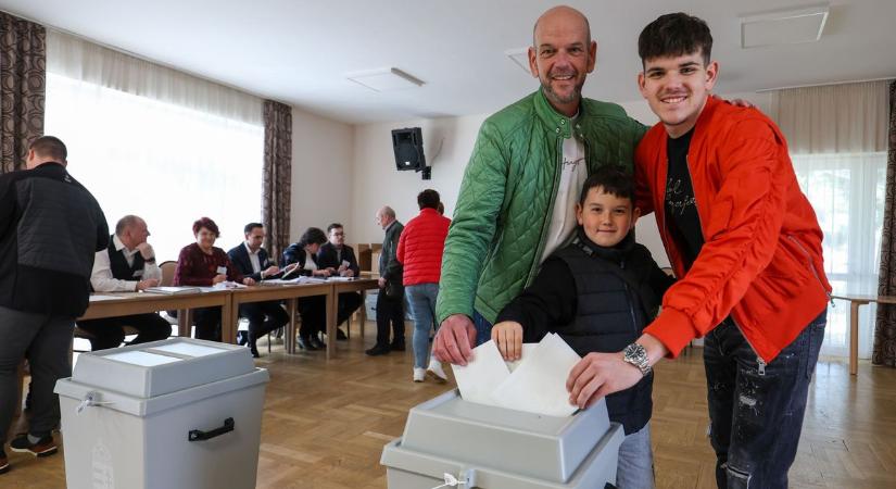 Apa és fia együtt a választáson: példaképét követve szavazott először a zalai városban egy fiatal