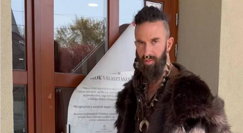 Varga Viktor fejszével érkezett szavazni, de senkit sem rémisztett meg: még énekelt is a szavazóbiztosoknak