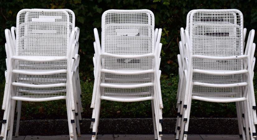 Így lesz az elszürkült műanyag kerti szék újra vakítóan fehér