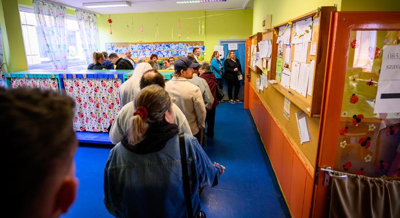 Választás 2026: lassult a tempó, de csaknem 78 százalék a részvételi arány – fotókkal
