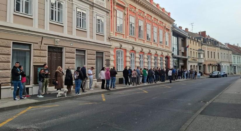 Továbbra is hosszú a sor az átjelentkezők szavazókörénél!