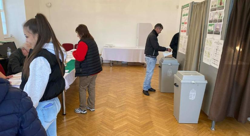 18.30-as részvételi adatok: Nagyvenyim vezet, Dunaújváros az országos átlag alatt