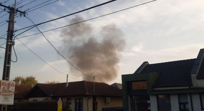 Hatalmas a füst Debrecennél! Ég egy melléképület és családi ház