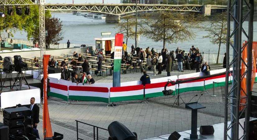 Várakozás és érzelmek a tetőfokon – képeken a Fidesz eredményvárója