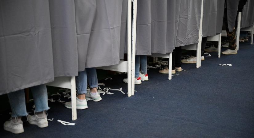 Itt vannak az utolsó, friss közvélemény-kutatói adatok – a választás hírei percről percre az urnazárás után