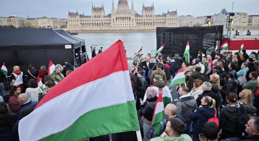 Különleges dolog készül a választások miatt, a Parlament épületéről van szó, most közölték