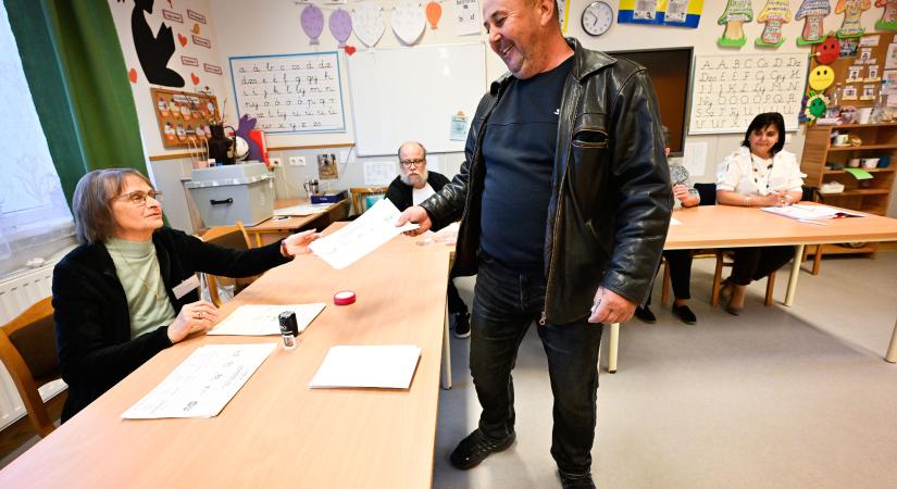 Még zárás előtt is érkeztek az ebesi szavazókörbe