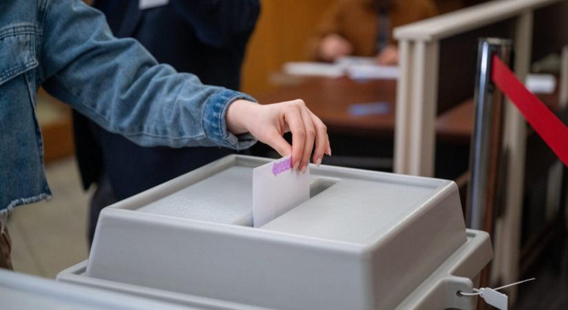 Negyed kilenc után nagyon szoros küzdelem képét mutatják az első választási eredmények – ÉLŐ!
