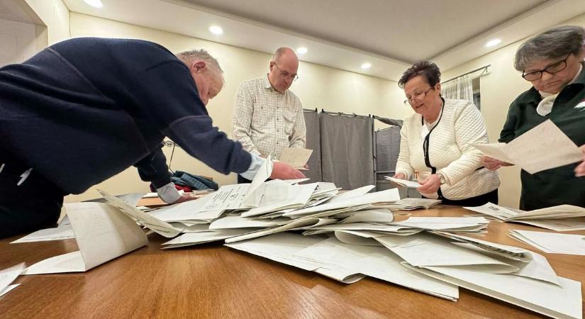 Felbontották az urnákat, így zajlik a szavazatok számlálása Hajdú-Biharban – videóval