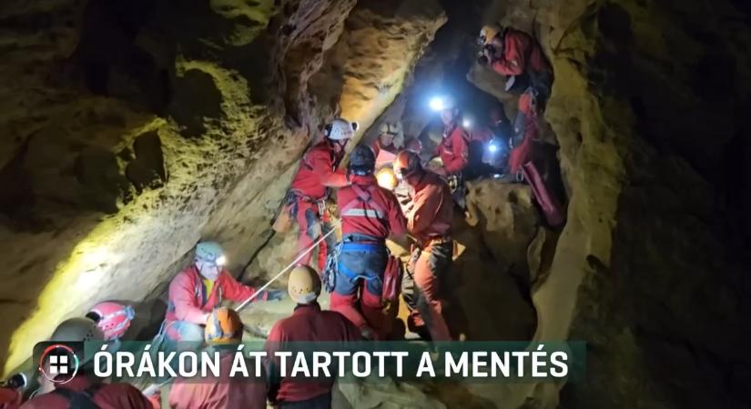 Le kellett vágni a ruháit a túrázónak, akit a Mátyás-hegyi barlangból mentettek ki