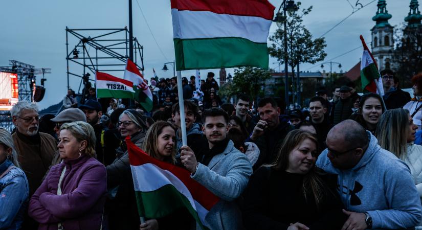 Optimista hangulatban gyülekeznek az emberek a Tisza Párt eredményváróján