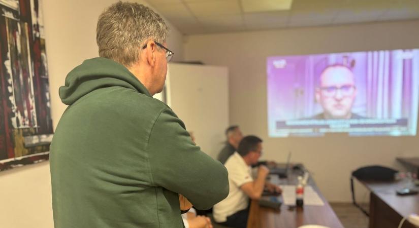 Fokozódik a feszültség Dél-Fejérben: Varga Gábor kampányzáróján együtt várják az eredményeket