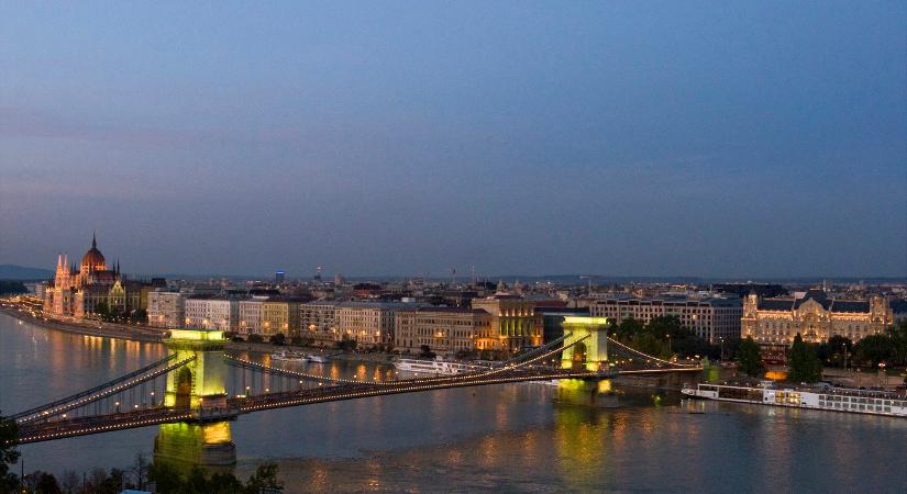 Példátlan dolog történt Budapest közepén a választási eredmények megérkezése után