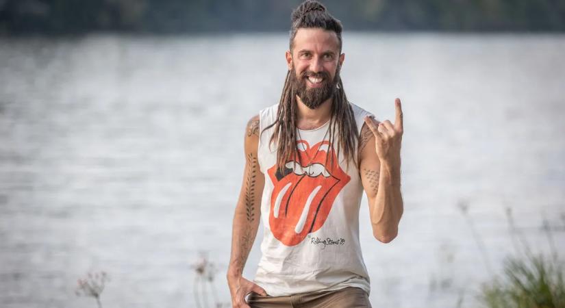 Elképesztő videó a választásról: baltával ment szavazni a botrányos énekes