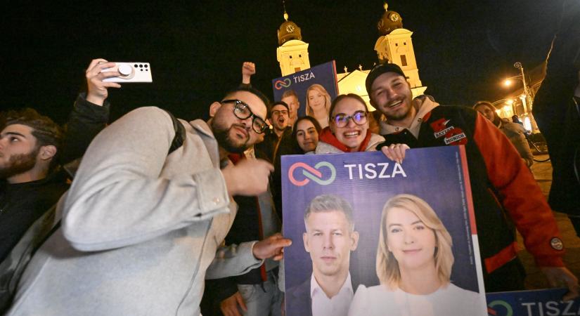 Tiszás fiatalok ünnepelnek Debrecen főterén