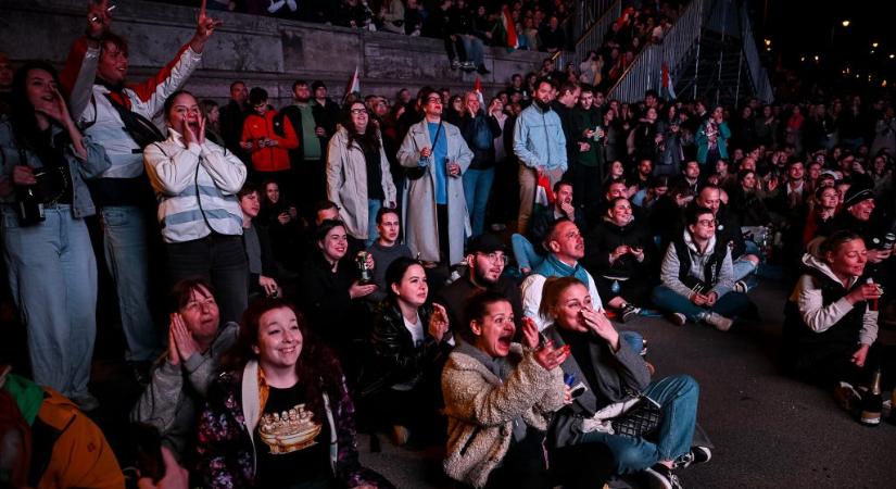 Örömkönnyek, örömmámor, örömünnep – fotókon a Tisza eredményváróját elöntő eufória