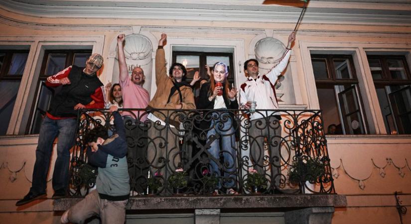 Utcabuliba ment át a Tisza-győzelem ünneplése Budapesten – képek