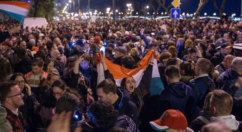 Fotókon a kétharmados győzelmet ünneplő tiszások