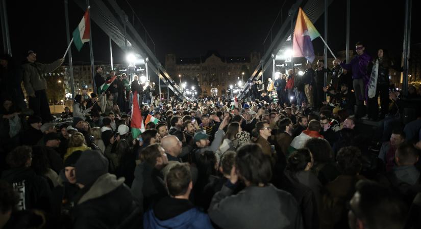 Vége van, kicsi - zengett a Lánchídon