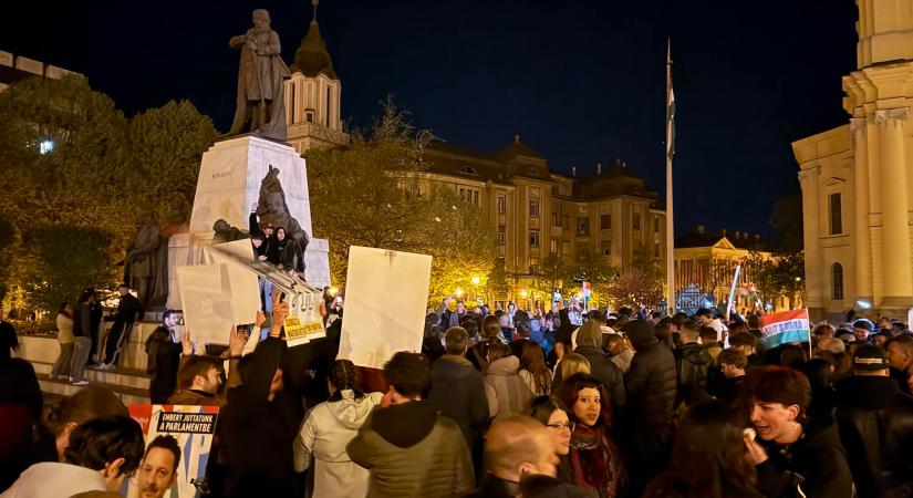 Spontán ünneplés kezdődött Debrecen főterén a Tisza Párt választási győzelme után