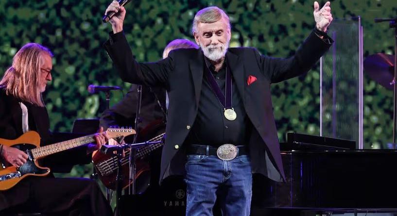 Nyaktöréssel került kórházba a Grammy-díjas énekes