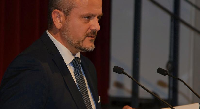 Vámospércs polgármestere körzete győztes és vesztes képviselőjelöltjének is üzent