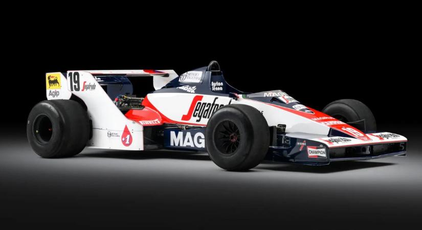 Ezzel az autóval futotta első F1-es versenyét Ayrton Senna