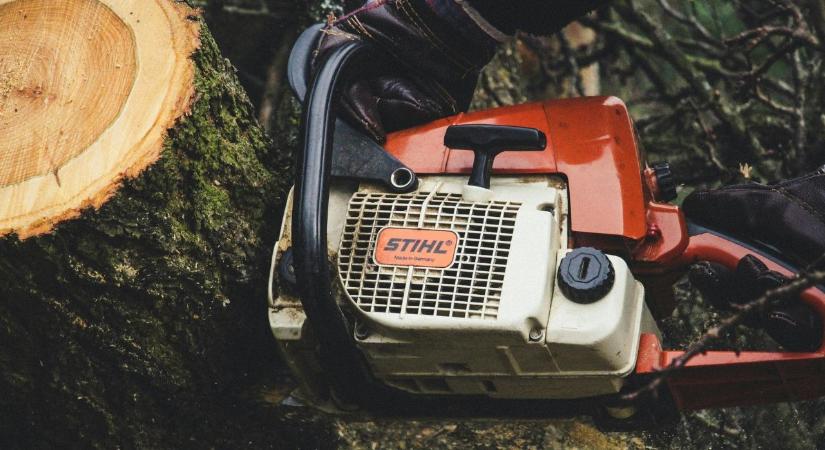 A lábába mart a láncfűrész: Véres kerti munka Hajdúszoboszlón